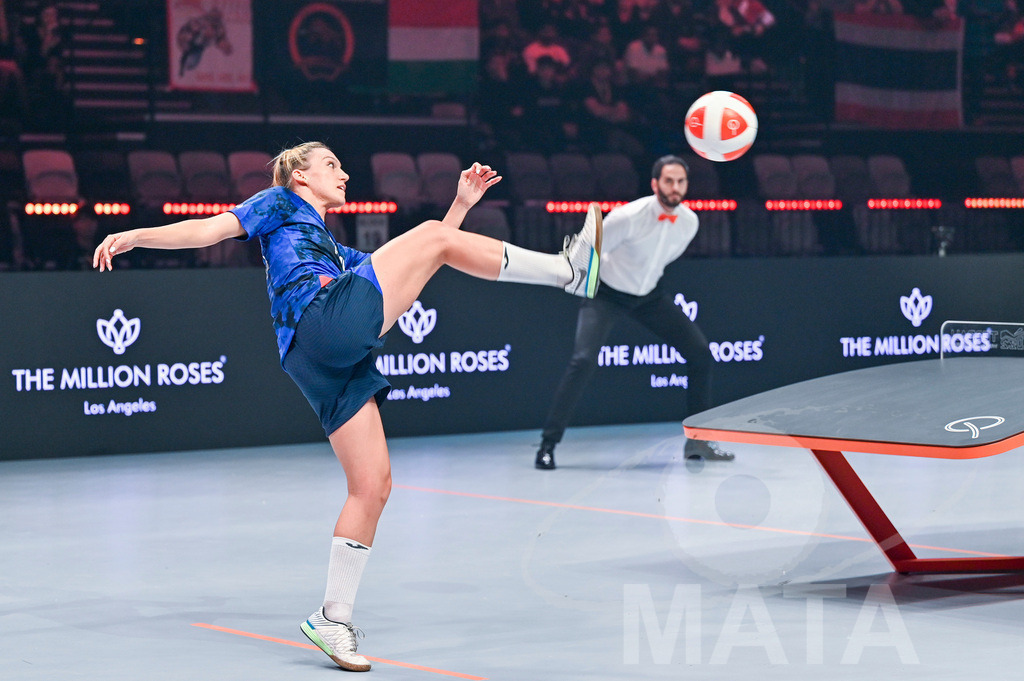 _DWI5936 | Carolyn Greco (USA) beim Frauen- Single Ungarn vs. USA bei der Teqball Weltmeisterschaft 2022 in der Kia Metropole Arena. Nürnberg, 27.11.2022 - Realisiert mit Pictrs.com
