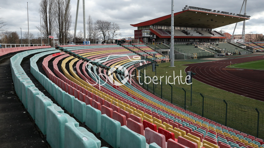 VSG Altglienicke - Viktoria Berlin | Der Friedrich-Ludwig-Jahn-Sportpark in Berlin erstrahlt beim Heimspiel der VSG Altlienicke / Stadionfoto / Stadion Foto / Fussballstadion / Fussball Stadion / Symbolbild /