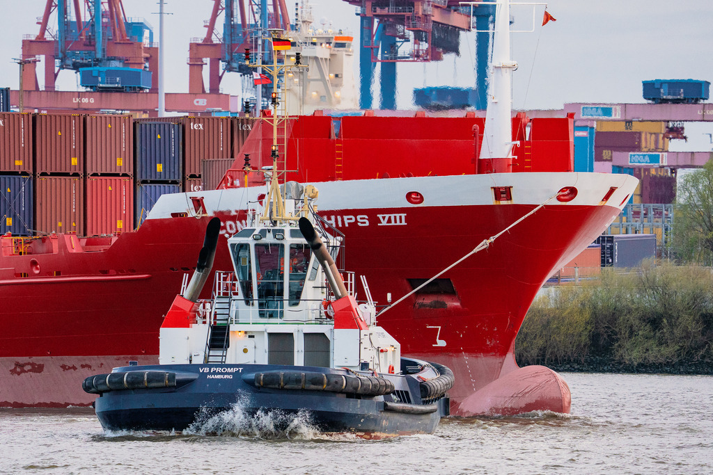 VB PROMPT assistiert CONTAINERSHIPS VIII | Schlepperhilfe beim Manövrieren. Der Assistenzschlepper VB PROMPT am Bug des Containerschiffs CONTAINERSHIPS VIII - Realisiert mit Pictrs.com
