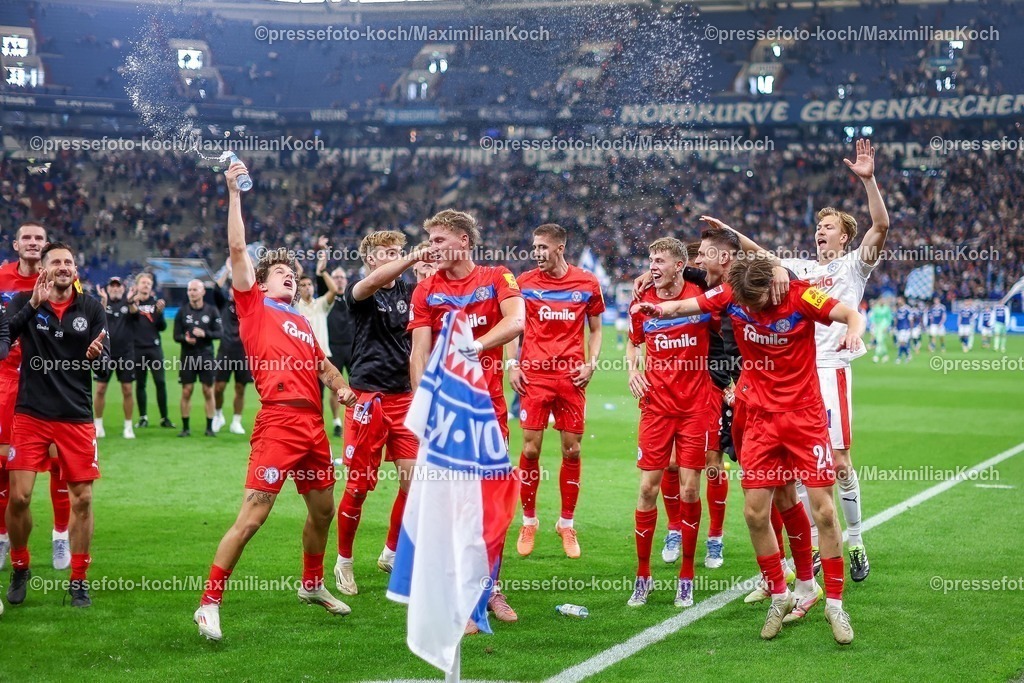 S0413092501173 | 13.09.2025, Fußball, FC Schalke 04 - Holstein Kiel, 5.Spieltag, 2. Fußball Bundesliga, Veltins-Arena Gelsenkirchen, Saison 2025 2026: Abschlussjubel nach dem 1:0 Sieg von Holstein Kiel - Die Mannschaft steht jubelnd auf dem Spielfeld und feiert den Erfolg. John Tolkin (Holstein Kiel #47) Alexander Bernhardsson (Holstein Kiel #11) Magnus Knudsen (Holstein Kiel #24) Torwart Jonas Krumrey (Holstein Kiel #21) DFB regulations prohibit any use of photographs as image sequences and or quasi-video.