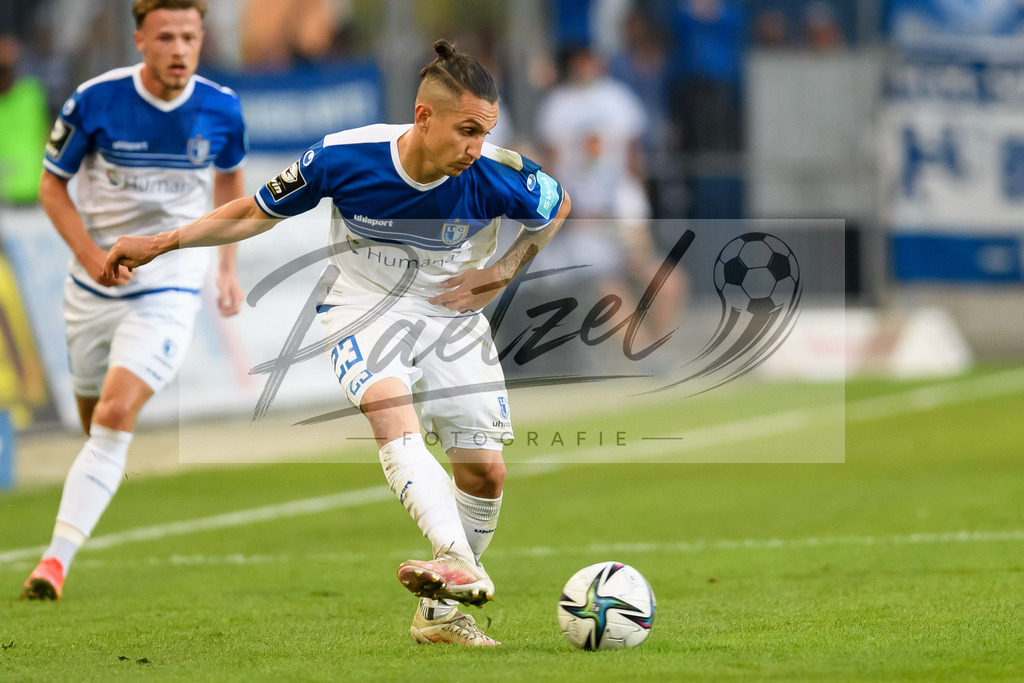 FCMFCK20210904_219 | Fussball, Herren: Barıs Atik (1. FC Magdeburg) in Aktion, am Ball, Einzelaktion beim Spiel der 3. Liga zwischen 1. FC Magdeburg und 1. FC Kaiserslautern in der MDCC-Arena am 04.09.2021 in Magdeburg, Deutschland.DFB / DFL REGULATIONS PROHIBIT ANY USE OF PHOTOGRAPHS AS IMAGE SEQUENCES AND/OR QUASI-VIDEO. - Realisiert mit Pictrs.com