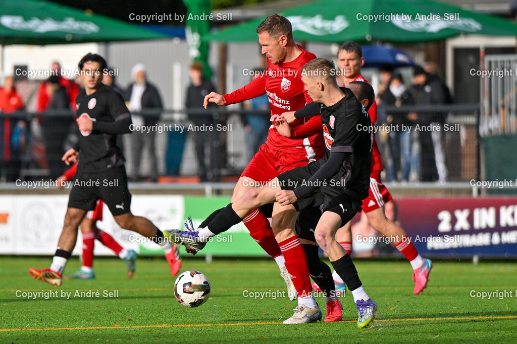 FC Kilia Kiel II vs TSV Flintbek | Igor Vitiuk (Kilia #19) &amp; Lucas Groß (Kilia #10) vs Sebastian Klimmek (Flintbek #23) / Fußball-Verbandsliga Ost Männer 2026/2027 / FC Kilia Kiel II vs TSV Flintbek / Kilia Sportplatz / Kiel / 10.10.26 - Realisiert mit Pictrs.com
