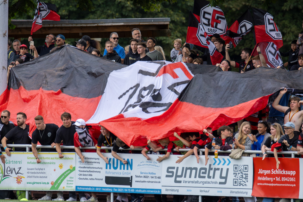 Heidelberg, 15.06.2024: Zahlreiche Fans des SC Frankfurt 1880 unterstützten Ihre Mannschaft beim Finale um die Deutsche Rugby-Meisterschaft beim SC Neuenheim (Heidelberg). Etwa 2000 Zuschauer besuchten das Finale | Heidelberg, 15.06.2024: Zahlreiche Fans des SC Frankfurt 1880 unterstützten Ihre Mannschaft beim Finale um die Deutsche Rugby-Meisterschaft beim SC Neuenheim (Heidelberg). Etwa 2000 Zuschauer besuchten das Finale - Realisiert mit Pictrs.com