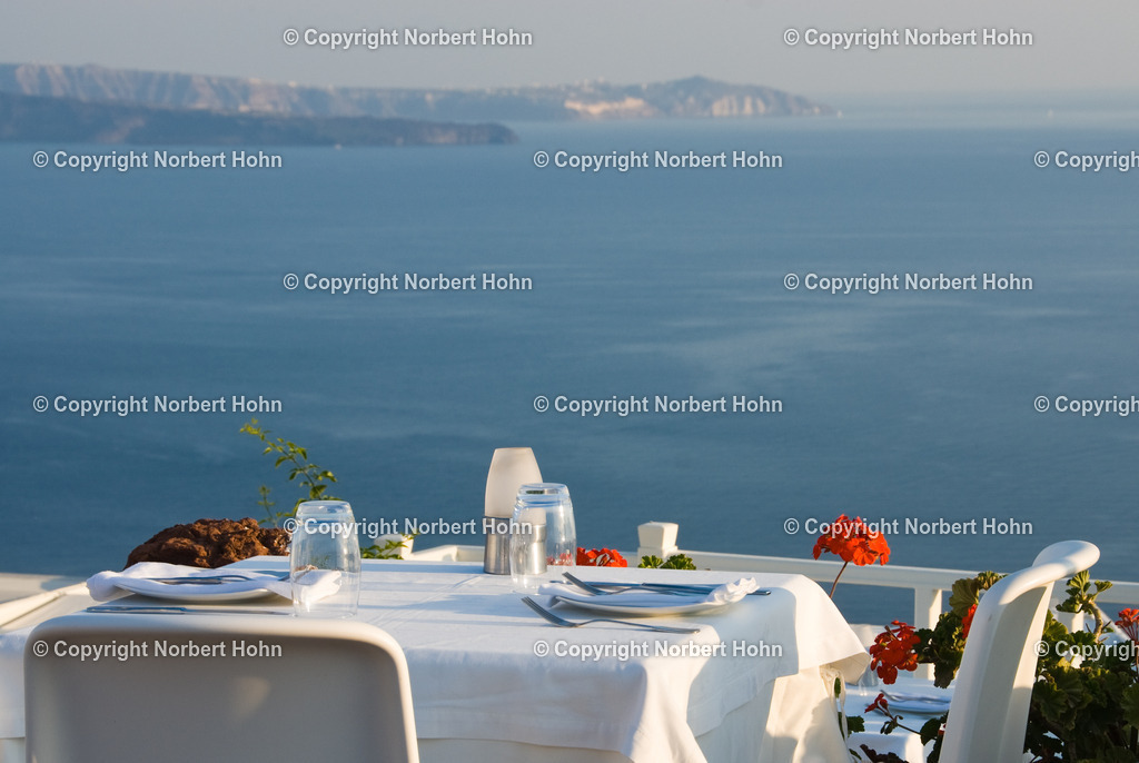 Reisefotografie - Griechenland - Santorini | Impressionen aus Oia auf der griechischen Insel Santorini am Abend. - Realisiert mit Pictrs.com