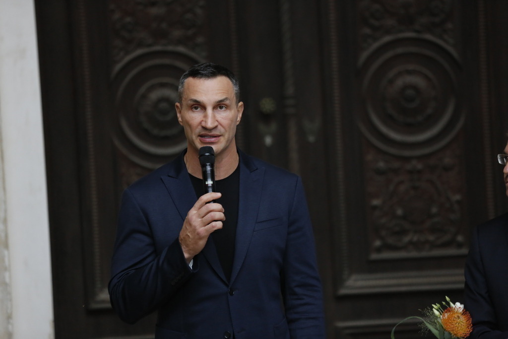 M100 Media Award: „Preis der europäischen Presse“ in Potsdam für das Ukrainische Volk verliehen. | Mit dem M100 Media Award, der sich als „Preis der europäischen Presse“ versteht, wird in diesem Jahr das Ukrainische Volk ausgezeichnet. Die Auszeichnung nimmt stellvertretend Wladimir Klitschko in der Orangerie im Park Sanssouci entgegen. Das Bild zeigt Ukrainischer Ex-Box-Weltmeister im Schwergewicht Wladimir Klitschko und Mike Schubert, Bürgermeister von Potsdam vor der Preisverleihung.