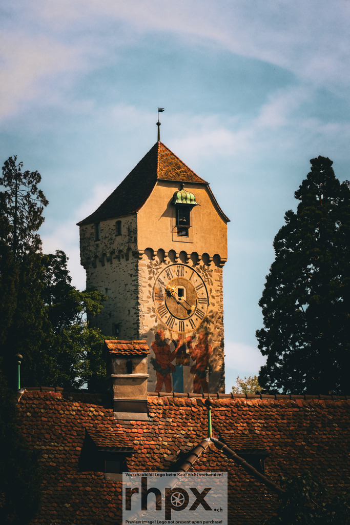 Zytturm Museggmauer | Zeit. Geschichte. Wahrzeichen.Der markante Zytturm mit seiner kunstvollen Fassade und dem grossen Zifferblatt ist eines der Herzstücke der historischen Luzerner Stadtbefestigung. Sanftes Licht umspielt das alte Mauerwerk und setzt die malerischen Details dieses architektonischen Zeitzeugen perfekt in Szene.Wähle unter "Produktauswahl" dein Wunschformat: Vom klassischen Wandbild über Puzzle &amp; Tassen bis zum digitalen Download (z.B. als Handy-Hintergrund). - Realisiert mit Pictrs.com