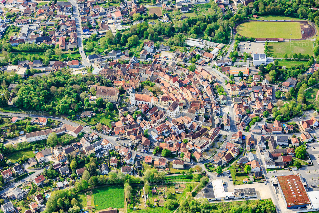Luftbild: Altstadt aus Norden in Arnstein im Bundesland Bayern in Deutschland.Foto: IMG_155656.jpg vom 03.05.2026 durch Werner Riehm/FLY-FOTO.deAuflösung des Originals: 5843 x 3896 px