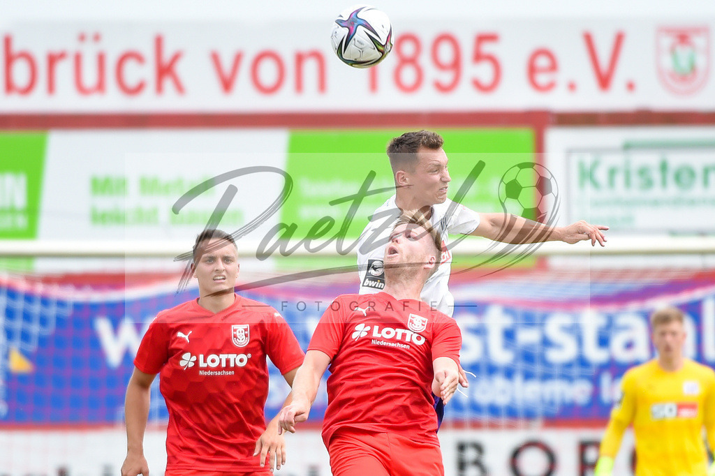 BSBOSN_20210626_0072 | Fussball, Herren: Sven Koehler (VfL Osnabrueck) und Jules Reimerink (TuS Bersenbrueck) im Zweikampf beim Testspiel zwischen TuS Bersenbrueck und VfL Osnabrueck im Hasestadion am 26.06.2021 in Bersenbrueck, Deutschland. - Realisiert mit Pictrs.com