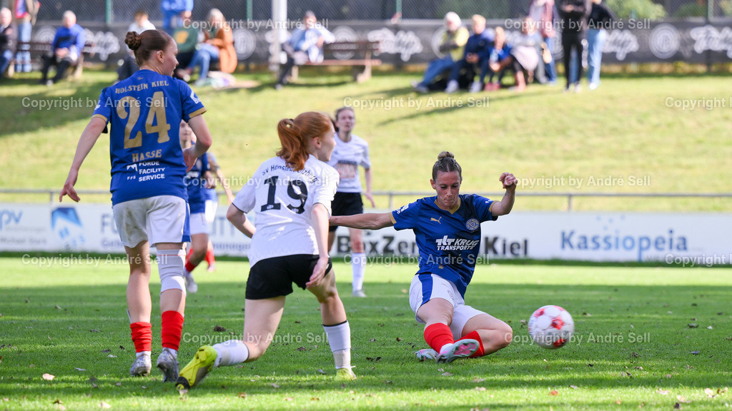 Holstein Kiel vs SV Henstedt-Ulzburg | Kira Hasse (Holstein #24) &amp; Sandra Krohn (Holstein #16 scheitert an der Torfrau) vs Luisa Kern (SVHU #19) / Fußball-Regionalliga Nord Frauen 2025/2026 / Holstein Kiel vs SV Henstedt-Ulzburg / Waldwiese / Kiel / 14.09.25 - Realisiert mit Pictrs.com