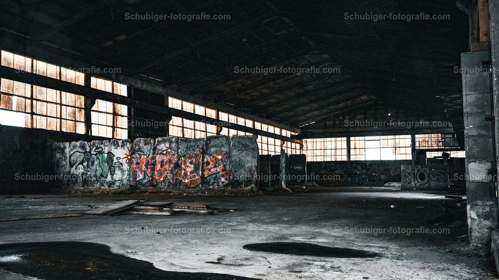 Fabrikgebäude Halle | zerfallenes Fabrikgebäude - Realisiert mit Pictrs.com