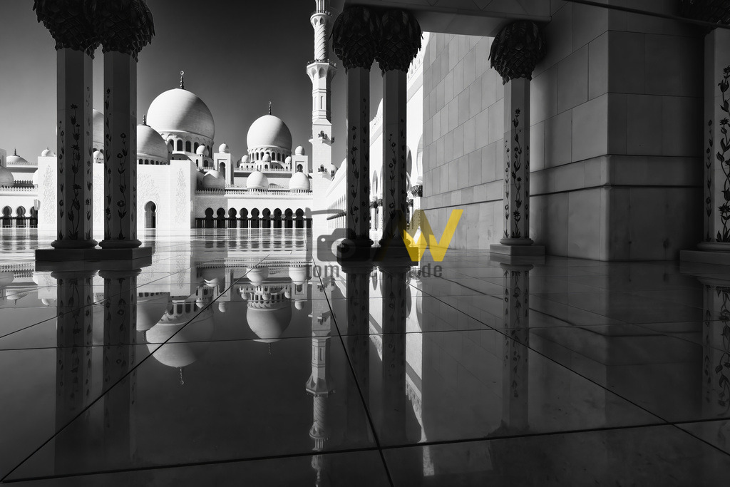 Innenhof der Scheich Zayid Moschee-----Abu Dhabi--Marmor-3 | Die abgebildete Moschee ist die Scheich-Zayid-Moschee in Abu Dhabi, Vereinigte Arabische Emirate. Sie ist die größte Moschee der VAE und eine der größten der Welt. Die Moschee ist für ihre beeindruckende Architektur bekannt, die aus strahlend weißem Marmor, vergoldetem Messing und Swarovski-Kristallen besteht. Sie verfügt über den weltgrößten handgeknüpften Teppich und einen der größten Kronleuchter der Welt. Die Moschee ist eine der wenigen in der Region, die auch Nicht-Muslimen offensteht und den Dialog zwischen verschiedenen Kulturen fördern soll. Der Bau dauerte 12 Jahre und wurde 2007 fertiggestellt; sie bietet Platz für über 40.000 Gläubige.  - Realisiert mit Pictrs.com