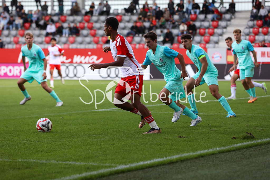 FC Bayern Muenchen U19 - TSV 1860 Muenchen U19 | Vincent MANUBA (FCB #2) im Duell mit Matthias ROITHMAYR (TSV #7) / Zweikampf