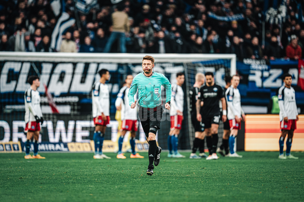Fußball | Männer | Saison 2023/2024 | 2. Fußball-Bundesliga | 16. Spieltag | Hamburger SV vs. SC Paderborn 07 | 09.12.2023 | Schiedsrichter Christian Dingert auf dem Weg zum Videobeweis