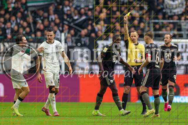 Borussia Mönchengladbach vs FC Bayern München - Bundesliga  | Mönchengladbach, Deutschland, 25.10.25:   Dayot Upamecano (FC Bayern München) erhaelt die gelbe Karte von Schiedsrichter Sascha Stegemann waehrend des Spiels der Bundesliga zwischen Borussia Mönchengladbach vs FC Bayern München im Stadion im Borussia Park(Foto von Brauer-Fotoagentur / Adrian Schlueter)