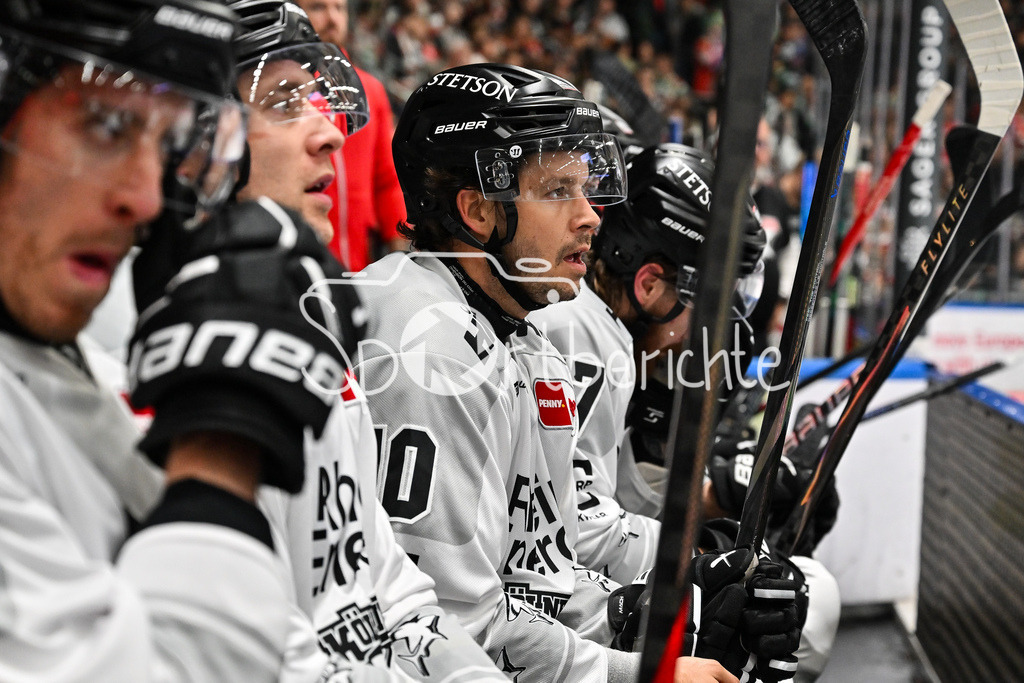 Augsburger Panther - Kölner Haie | Im Bild die Bank der Kölner Haie / Tanner KERO (Kölner Haie 10) / DEL: Augsburger Panther - Kölner Haie; Curt Frenzel Stadion am 26.09.2025
