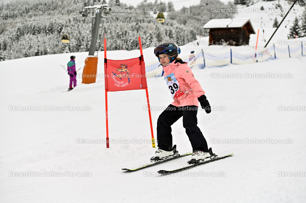 SRF_20.02.2026_0452 | Skirennfotos,Serfaus,Fiss,Ladis,Kinderskirennen,Winter,Tirol,Oberland,skirace,SFL,feelfree,weil wir's genießen,ski,Ski,skifahren,Sonnenplateau, - Realisiert mit Pictrs.com