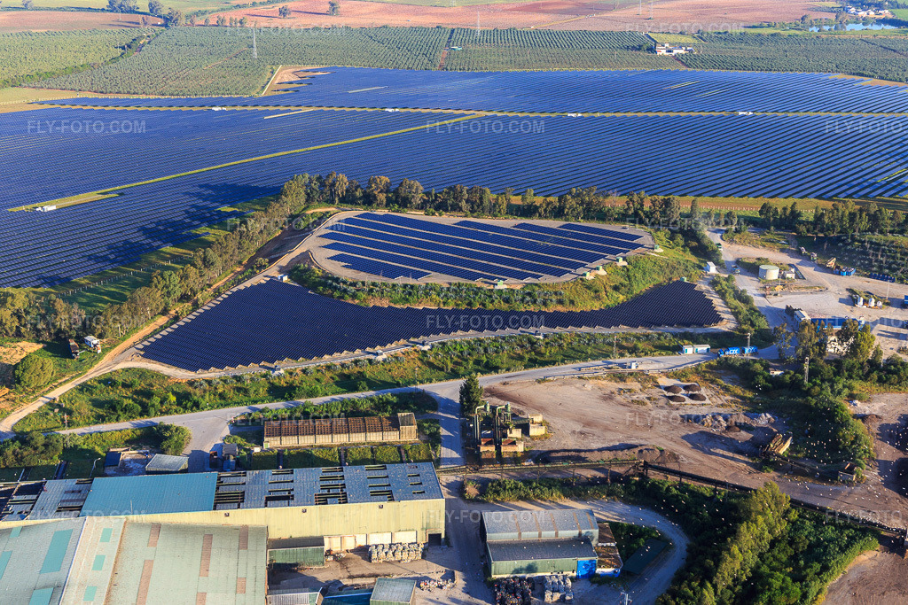 Aerial view: Huge photovoltaic solar power plant PFV DON RODRIGO at the CIT Montemarta landfill - Conica Aborgase in Alcalá de Guadaíra in the state Seville, Spain.Photo: IMG_145731.jpg taken on 04/22/2025 by Werner Riehm/FLY-FOTO.comResolution of the original: 5472 x 3648 pxInicio - Aborgase