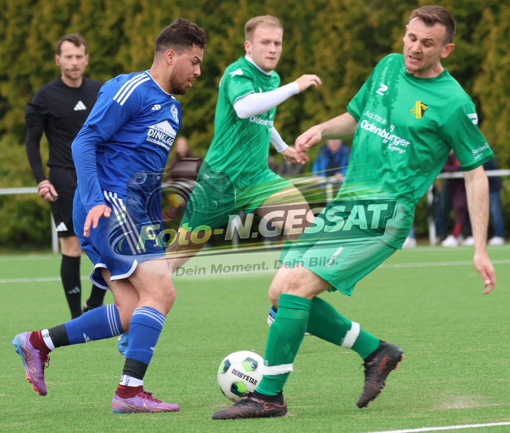 SC Enger - SV Enger-Westerenger | Auf dem Bild zu sehen: grün SC Enger: Waldemar Jurez ; blau SV Enger-Westerenger: Taha Baroude SC Enger, SV Enger-Westerenger, Saison 25/26, Kreisliga A, Enger, Deutschland - Realisiert mit Pictrs.com