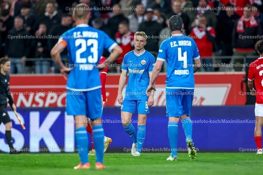 RWE06042501159 | 2025.04.06, Fußball, 3.Liga, Rot-Weiss Essen - FC Hansa Rostock, Stadion Hafenstraße, Saison 2024 2025: Enttäuschung nach der 1:2 Niederlage - Franz Pfanne (FC Hansa Rostock #23) steht enttäuscht mit Cedric Harenbrock (FC Hansa Rostock #08) und  Damian Roßbach (FC Hansa Rostock #04) auf dem Spielfeld DFB regulations prohibit any use of photographs as image sequences and or quasi-video.
