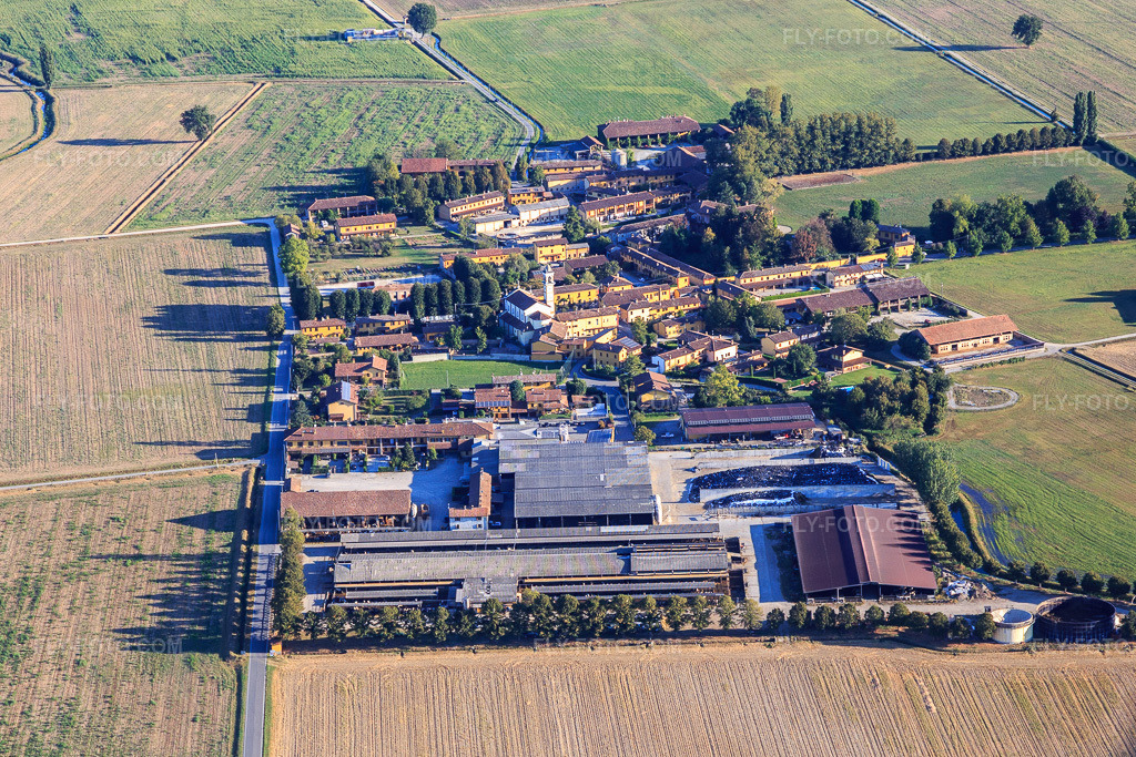 Aerial view: Ortsansicht aus Süden mit Azienda agricola gratella in the district Gradella in Pandino in the state Cremona, Italy. – Photo: IMG_134541.jpg taken on 09/19/2022 by Werner Riehm/FLY-FOTO.com – Resolution of the original: 5047 x 3365 px