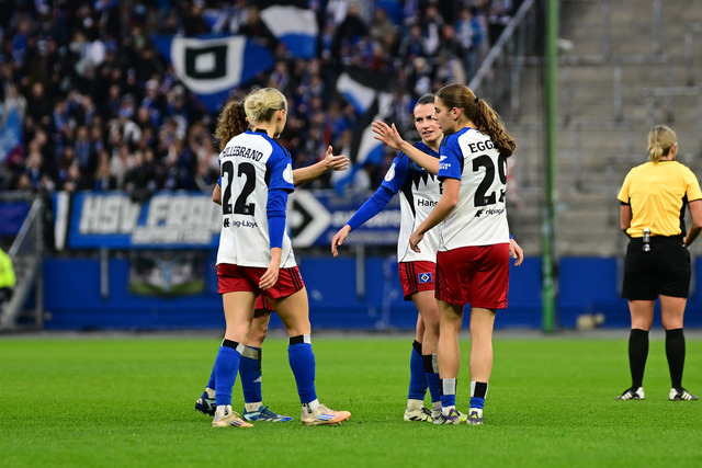 Fußball I Frauen I Saison 2025-2026 I DFB-Pokal I Achtelfinale I Hamburger SV - Bayer 04 Leverkusen I 15936 | Abklatschen zur Halbzeit - Realisiert mit Pictrs.com