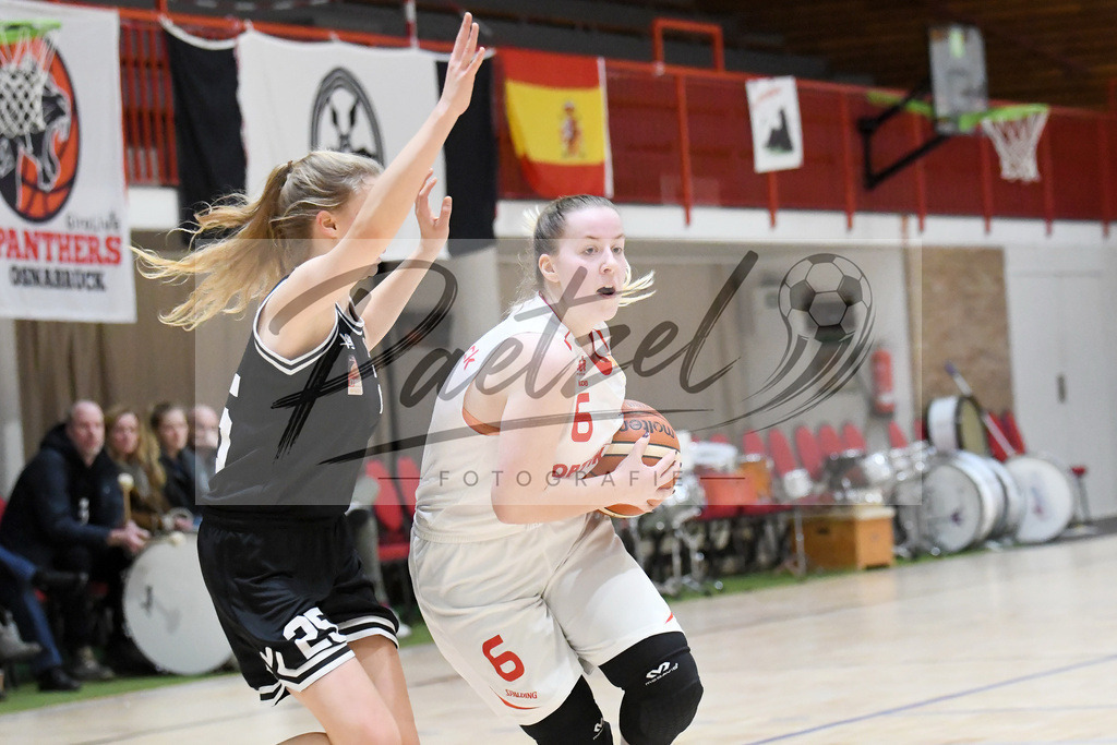 20200126_OSCTGN_0027 | Basketball, Juniorinnen: Naike Voß (TG Neuss Junior Tigers) und Tessa Strompen (OSC Junior Panthers) im Zweikampf beim Spiel der WNBL zwischen OSC Junior Panthers vs. TG Neuss Junior Tigers am 26.01.2020 im Panthers Dome in Osnabrück, Deutschland.(Foto von Nico Paetzel) - Realisiert mit Pictrs.com