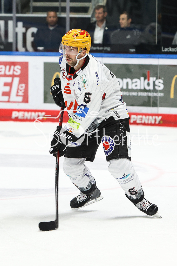 Augsburger Panther - Fischtown Pinguins Bremerhaven | Anders GROENLUND (BHV #6) am Puck / Freisteller / Einzelfoto