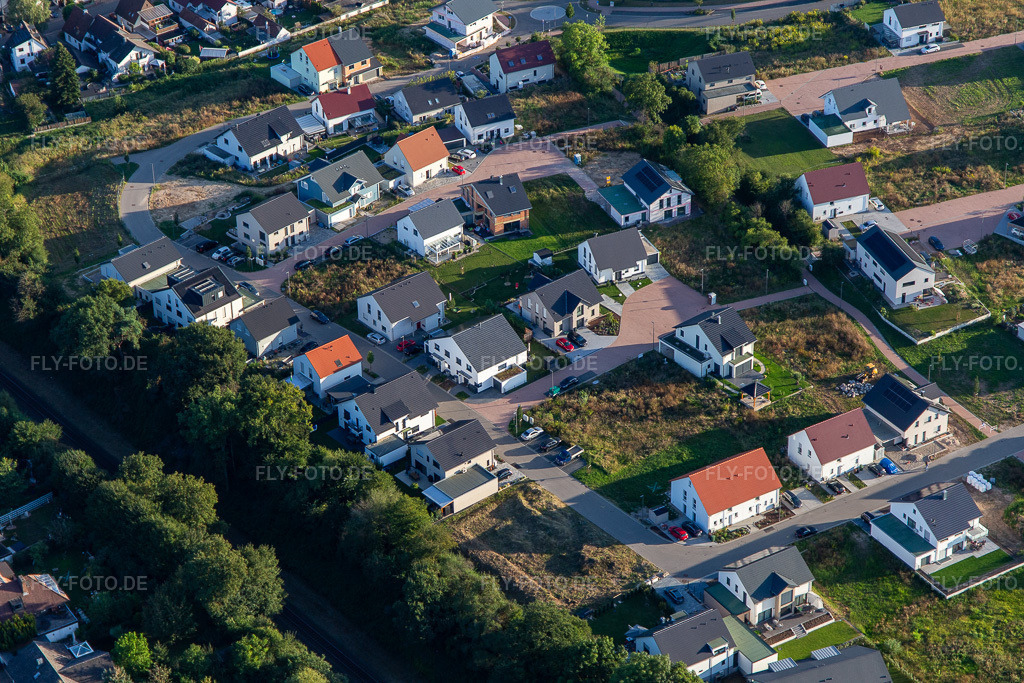 Luftbild: Rosenweg in Kandel im Bundesland Rheinland-Pfalz in Deutschland. Foto: IMG_143271.jpg vom 25.08.2024 durch Werner Riehm/FLY-FOTO.de