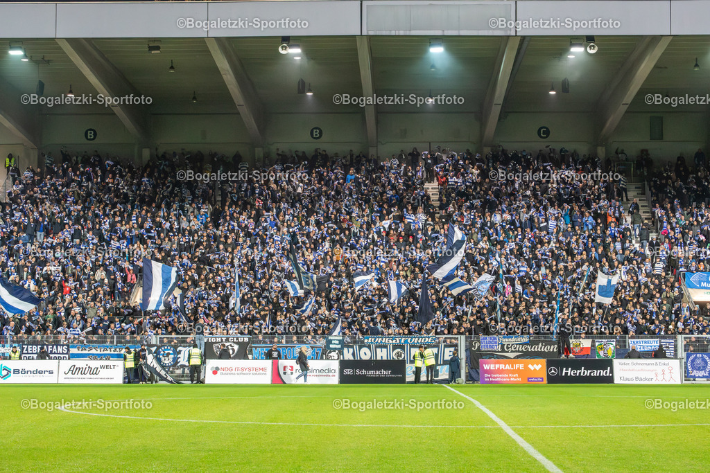 Zebra-Twist | 15.10.2025, Fußball, Niederrheinpokal, 3.Runde, KFC Uerdingen - MSV Duisburg: MSV Fans schwenken ihre Schals während sie den Zebra-Twist singen - Realisiert mit Pictrs.com