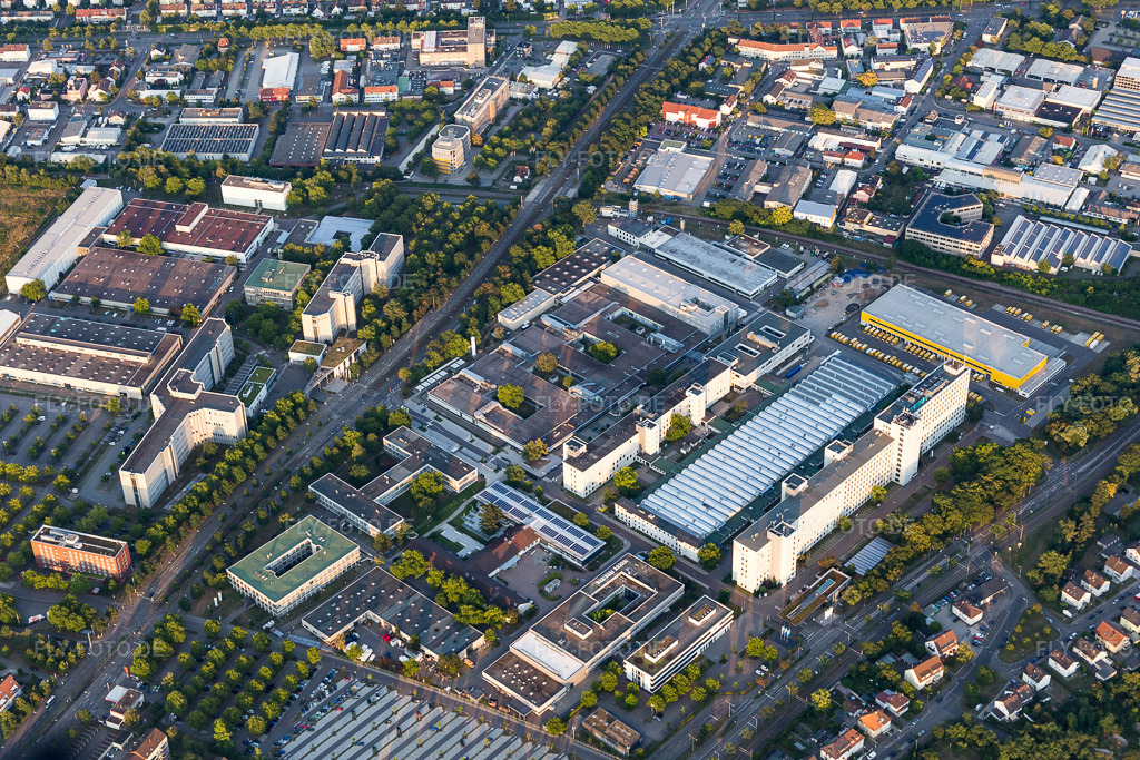 Luftbild: Werksgelände Siemens im Ortsteil Knielingen in Karlsruhe im Bundesland Baden-Württemberg in Deutschland. Foto: IMG_109223.jpg vom 25.07.2018 durch Werner Riehm/FLY-FOTO.de