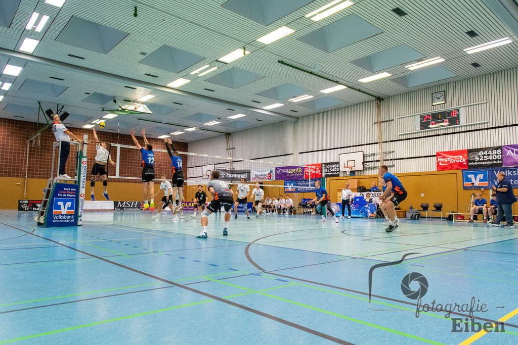 VSG Ammerland-TV Baden | Volleyball-Regionalliga; VSG Ammerland (blau)-TV Baden (weiß) am 19.10.2024; in Bad Zwischenahn (Sporthalle Schullerstraße), Photo: Philip Eiben 2024 - Realisiert mit Pictrs.com