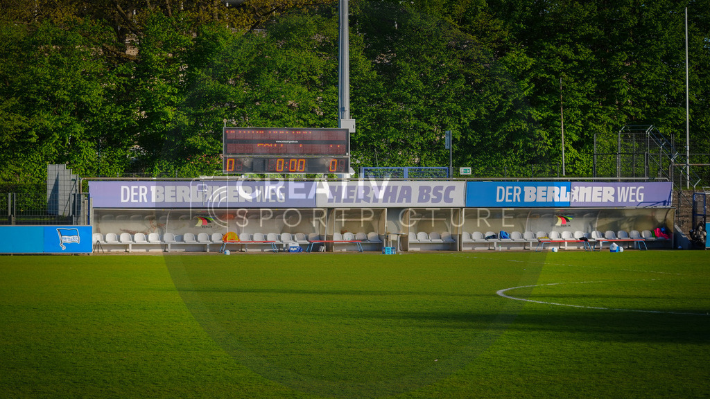 Fußball, Herren, Saison 2025/2026, Regionalliga Nordost, 32. Spieltag, Hertha BSC II vs. FSV 63 Luckenwalde, Donnerstag 30.04.2026, Hertha Amateurstadion | Fußball, Herren, Saison 2025/2026, Regionalliga Nordost, 32. Spieltag, Hertha BSC II vs. FSV 63 Luckenwalde, Donnerstag 30.04.2026, Hertha Amateurstadion, Im Bild: Ein Blick auf die Trainerbänke Auswächselbänke des Hertha Amateurstadions Stadion auf dem Wurfplatz - Realisiert mit Pictrs.com