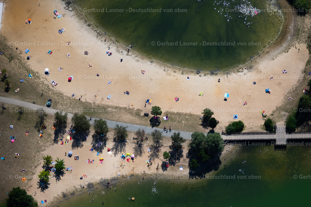 4035895 | BRAUNSCHWEIG 31.07.2020 Uferbereiche am Sandstrand des Freibades " Heidbergsee " im Ortsteil Heidberg-Melverode in Braunschweig im Bundesland Niedersachsen, Deutschland. // Sandy beach areas on the " Heidbergsee " in the district Heidberg-Melverode in Brunswick in the state Lower Saxony, Germany. Foto: Gerhard Launer