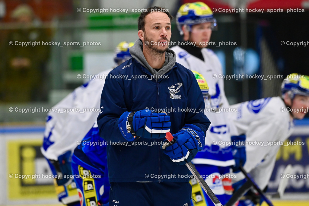 Eistrainig EC VSV mit Headcoach Pierre Allard | Marco Pewal Assistant Coach EC VSV, Eistrainig EC VSV mit Headcoach Pierre Allard, 1. Eistrainig EC VSV mit Headcoach Pierre Allard am 02.12.2025 in Villach (Stadthalle Villach), Austria, (Photo by Bernd Stefan)