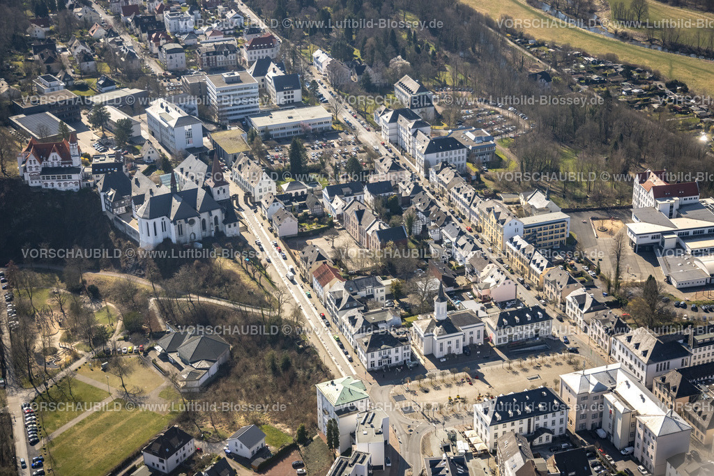 Arnsberg220302166 | Luftbild, Zwischen Königstraße und Klosterstraße im Ruhrbogen die Auferstehungskirche im Vordergrund, Städt. Norbertusschule, Probstei St. Laurentius Kirche, Senioren-Wohnpark Arnsberg und Gymnasium Laurentianum, Arnsberg, Sauerland, Nordrhein-Westfalen, Deutschland