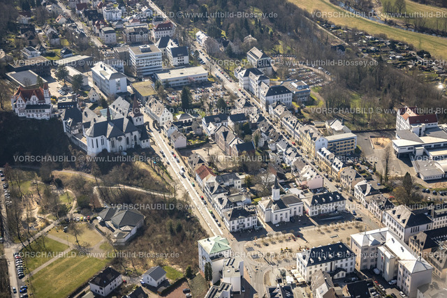 Arnsberg220302166 | Luftbild, Zwischen Königstraße und Klosterstraße im Ruhrbogen die Auferstehungskirche im Vordergrund, Städt. Norbertusschule, Probstei St. Laurentius Kirche, Senioren-Wohnpark Arnsberg und Gymnasium Laurentianum, Arnsberg, Sauerland, Nordrhein-Westfalen, Deutschland