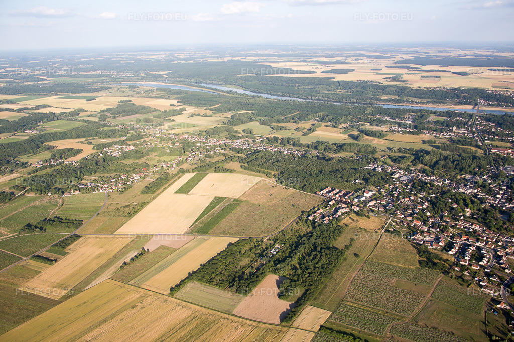 Vue aérienne: Vue de la ville à Onzain dans le département Loir et Cher, France – .Photo: IMG_081198.jpg prise le 19/06/2015 par Werner Riehm/FLY-FOTO.eu – Résolution de l'original: 5472 x 3648 px