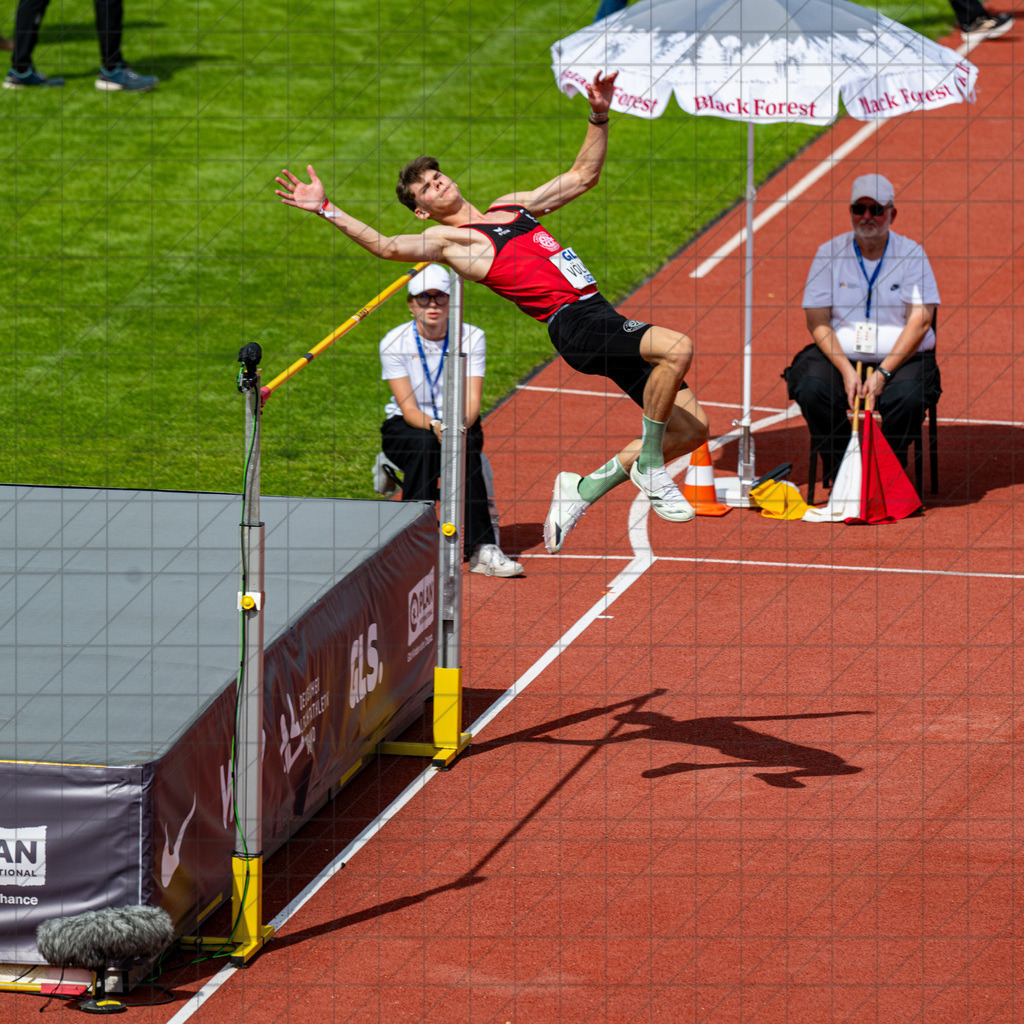 DIE FINALS 2025 | Dt. Leichtathletik Meisterschaft | Hochsprung Männer | Nevio Völkel als jüngster Teilnehmer im Hochsprungwettbewerb. //  02.08.25: DIE FINALS 2025 | Dt. Leichtathletik Meisterschaft | Hochsprung Männer / Dresden / Deutschland  //   CREDIT:www.bullenfotos.de, Martin König, Hörner Weg 40, D-49078 Osnabrück, +4917663732967 // Nutzung und Weitergabe nur zu den vereinbarten Zwecken. Presseanfragen an Ersteller. Alle Rechte beim Ersteller. Honorierung nach MFM. - Realisiert mit Pictrs.com