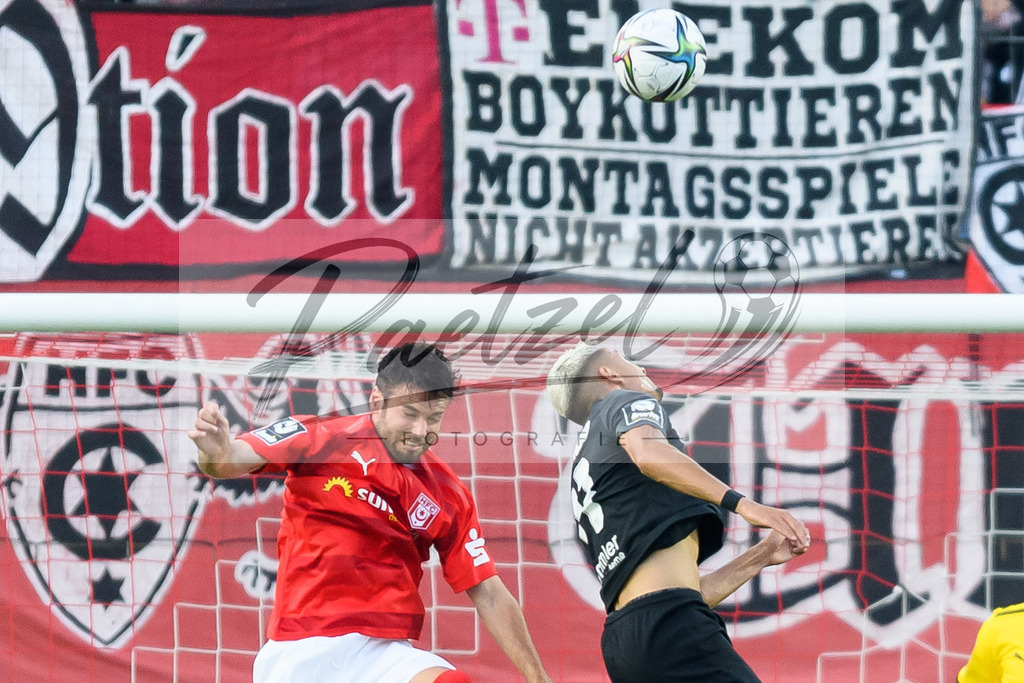 HFCFCK20210824_041 | Fussball, Herren: Niklas Kreuzer (Hallescher FC) und Kenny Redondo (1. FC Kaiserslautern) im Zweikampf beim Spiel der 3. Liga zwischen Hallescher FC und 1. FC Kaiserslautern im Leuna-Chemie-Stadion am 24.08.2021 in Halle (Saale), Deutschland. - Realisiert mit Pictrs.com
