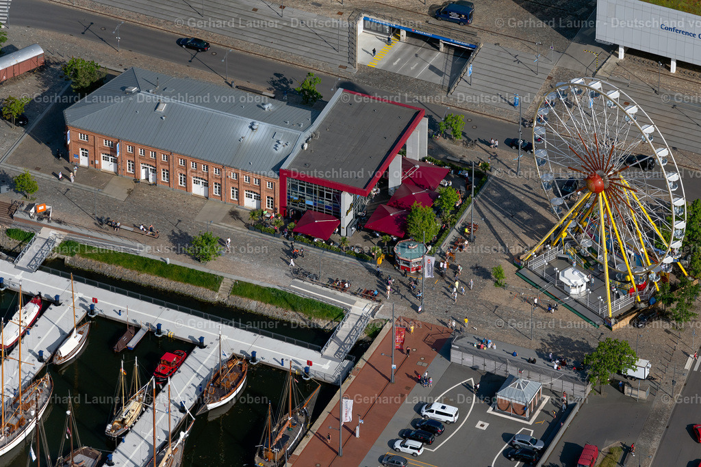 4030268 | BREMERHAVEN 01.06.2020 Riesenrad an der H.-H.-Meyer-Straße im Ortsteil Mitte-Süd in Bremerhaven im Bundesland Bremen, Deutschland. // Ferris wheel on street H.-H.-Meyer-Strasse in the district Mitte-Sued in Bremerhaven in the state Bremen, Germany. Foto: Gerhard Launer