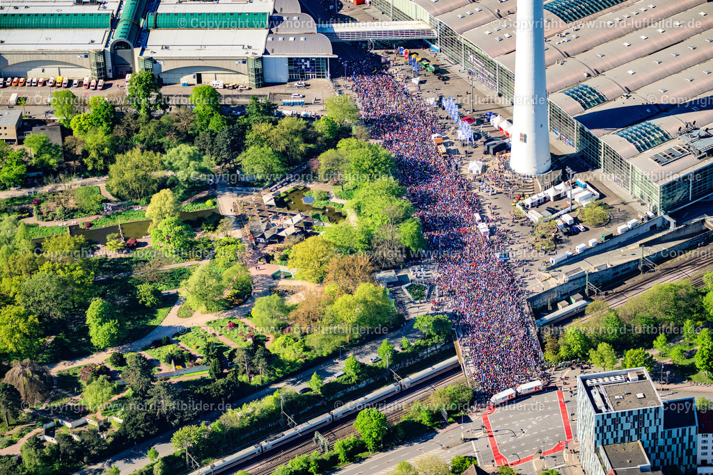Hamburg_Marathon_Start_Messe_Hallen_ELS_2067270425 | HAMBURG 27.04.2025 Teilnehmer der Sportveranstaltung " Hamburg Marathon " auf dem Veranstaltungsgelände an der Rentzelstraße, Tiergartenstraße im Ortsteil Rotherbaum in Hamburg, Deutschland. Weiterführende Informationen bei: Marathon Hamburg Veranstaltungs GmbH. // Participants of the sporting event " Hamburg Marathon " at the event area on street Rentzelstrasse, Tiergartenstrasse in the district Rotherbaum in Hamburg, Germany. Further information at: Marathon Hamburg Veranstaltungs GmbH. Foto: Martin Elsen