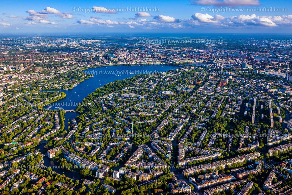 Hamburg_Harvestehude_Alster_ELS_2640090823 | HAMBURG 05.08.2023 Stadtansicht am Ufer des Flußverlaufes der Alster im Ortsteil Harvestehude in Hamburg, Deutschland. // City view on the river bank of Alster in the district Harvestehude in Hamburg, Germany. Foto: Martin Elsen