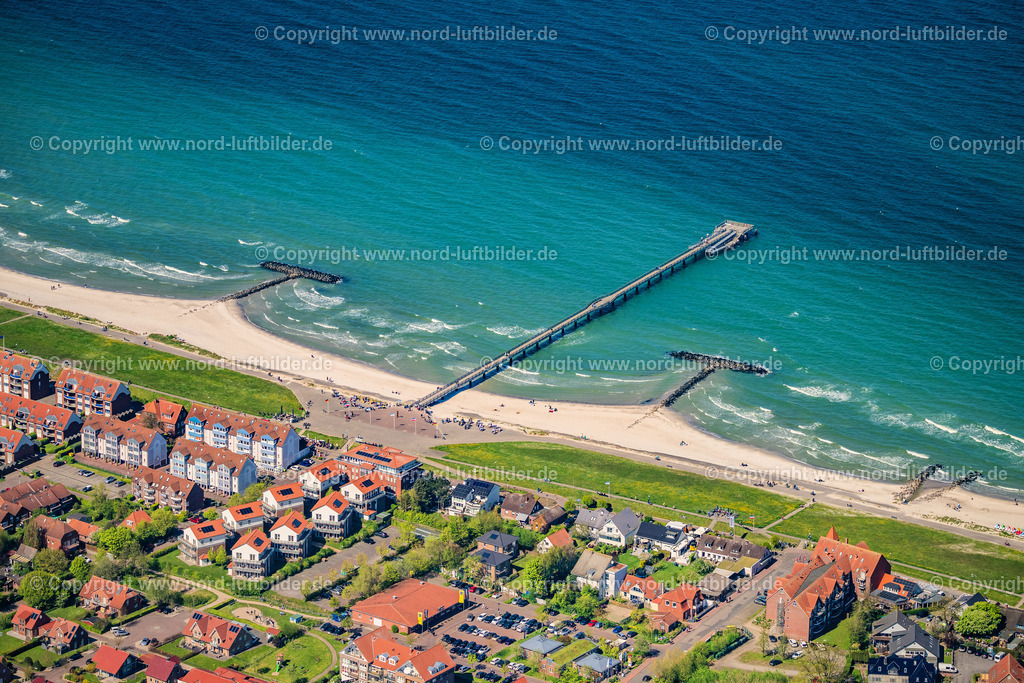Schönberger_Strand_Seebrücke_ELS_0379010524 | SCHöNBERG 14.05.2023 Laufflächen und Konstruktion der Seebrücke über der Wasseroberfläche der Ostsee an der Straße Promenade in Schönberg im Bundesland Schleswig-Holstein, Deutschland. // Treads and construction of the pier over the water surface of the Baltic Sea on the Promenade Street in Schoenberg in the state Schleswig-Holstein, Germany. Foto: Martin Elsen