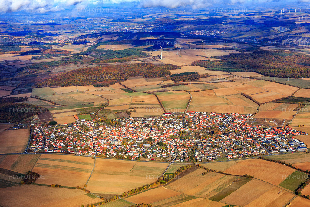 Luftbild: Ortsansicht aus Süden in Hettstadt im Bundesland Bayern in Deutschland. – Foto: IMG_112331.jpg vom 02.11.2018 durch Werner Riehm/FLY-FOTO.de – Auflösung des Originals: 5472 x 3648 px