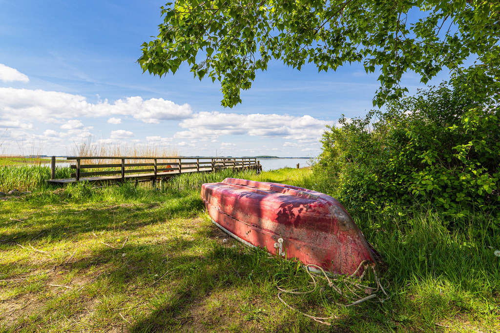 Steg mit Fischerboot am Achterwasser bei Warthe auf der Insel Usedom | Steg mit Fischerboot am Achterwasser bei Warthe auf der Insel Usedom.