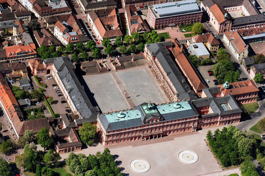 dr__0051317.jpg | RASTATT 22.04.2020 Palais des Schloss Residenzschloss Rastatt in Rastatt im Bundesland Baden-Württemberg, Deutschland. // Palace Residenzschloss Rastatt in Rastatt in the state Baden-Wuerttemberg, Germany. Foto: Daniel Reiter