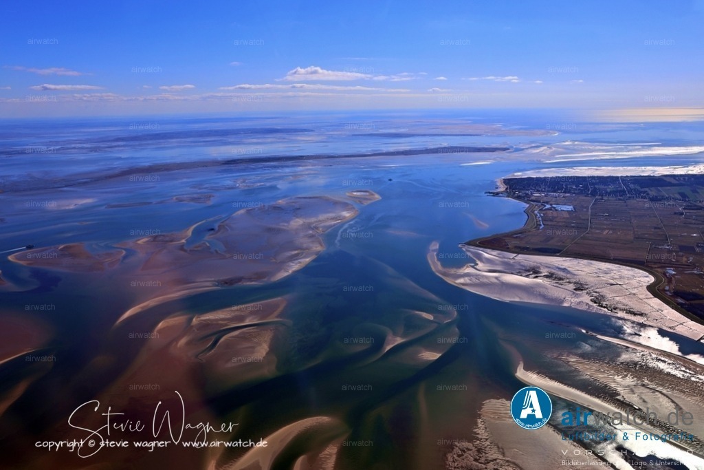 Luftbild Nordseeinsel Föhr | Die Hochsaison auf Föhr reicht von Juni bis August und ist überwiegend sonnig und warm. Die Wassertemperaturen liegen zwischen 18 und 23 Grad Celsius, was die Sommermonate zur besten Reisezeit für einen Urlaub auf Föhr macht.