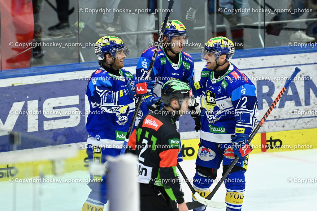 EC IDM WÄRMEPUMPEN VSV vs. EC KAC | Jubel EC VSV Mannschaft, #16 HANCOCK Kevin EC VSV, #22 SCHERBAK Nikita EC VSV, #72 HUGHES John EC VSV, Hornsky Tomas Referee, EC IDM WÄRMEPUMPEN VSV vs. EC KAC, EC IDM WÄRMEPUMPEN VSV vs. EC KAC am 02.02.2025 in Villach (Stadthalle Villach), Austria, (Photo by Bernd Stefan)