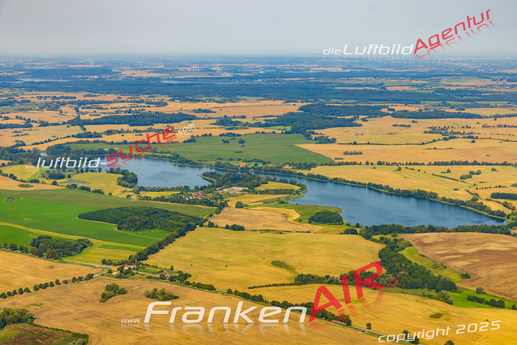 Schrägluftbild    Brüel - Das Luftbild wurde 2025 vom UL-Flugzeug heraus erstellt (ohne Drohne- keine Drohnenaufnahme ) - Hochauflösende Luftaufnahme -Nicht vergleichbar mit Google Maps oder Satelittenbilder- Die Geschenkidee !Mit Lizenz und Bildrechte bestellbar