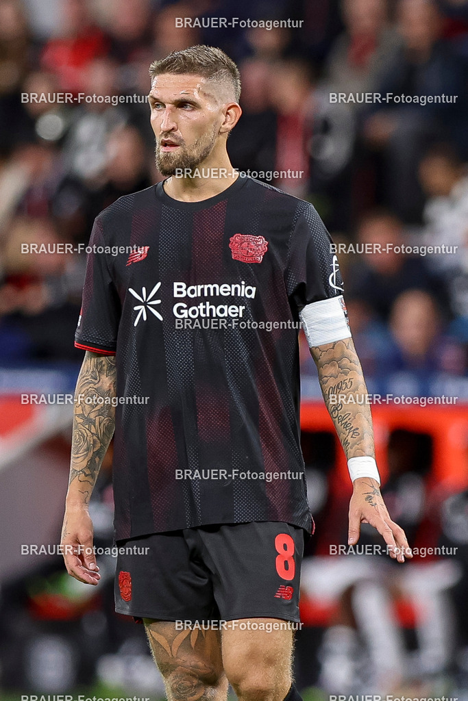 Bayer 04 Leverkusen vs Eintracht Frankfurt - Bundesliga  | Leverkusen, Deutschland, 12.09.25:   Robert Andrich (Bayer 04 Leverkusen) schaut waehrend des Spiels der Bundesliga zwischen  Bayer 04 Leverkusen vs Eintracht Frankfurt in der BayArena(Foto von Brauer-Fotoagentur / Adrian Schlueter)